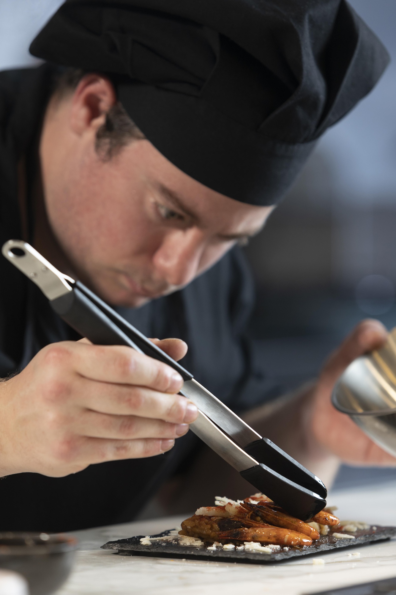 Chef preparando um prato na cozinha do restaurante